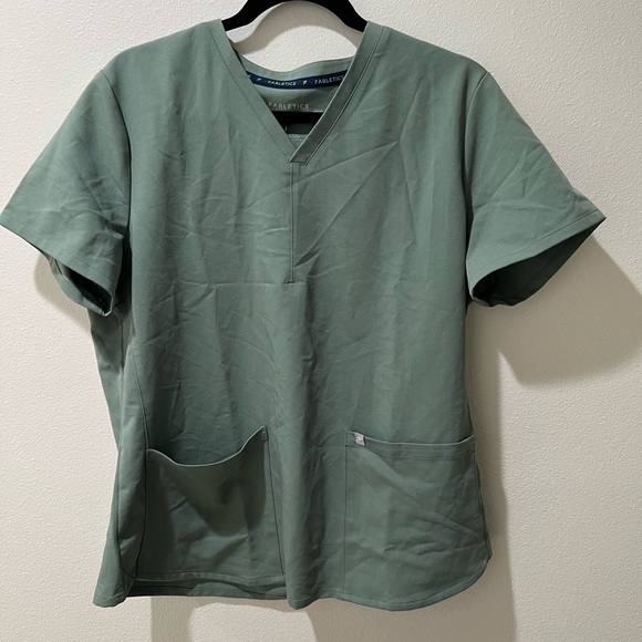 Fabletics Women’s Sage Green V-Neck Scrub Top Size Large, EUC, pockets - Picture 1 of 6